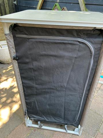 Handig kledingkastje voor in de tent beschikbaar voor biedingen