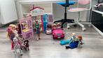 Barbiehuis met veel barbies, Ken, auto’s en veel extras, Ophalen of Verzenden, Gebruikt, Poppenhuis