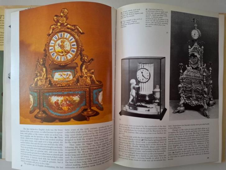 Antiques a popular guide met een hoofdstuk over klokken, Antiek en Kunst, Antiek | Klokken, Ophalen of Verzenden