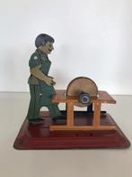 Antiek aandrijfmodel voor stoommachine, man met slijpsteen, Verzenden