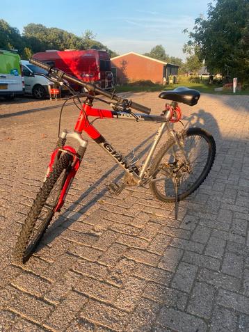 Giant mountainbike en een nette serious rockville beschikbaar voor biedingen