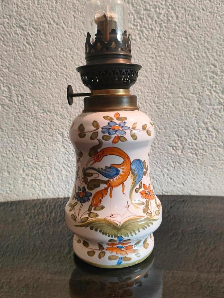 Antieke olielamp met handgeschilderde decoratie, Antiek en Kunst, Antiek | Lampen, Ophalen of Verzenden