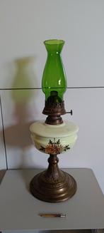 52cm hoge olielamp. Bloemmotief heeft barst, Antiek en Kunst, Antiek | Lampen, Ophalen of Verzenden