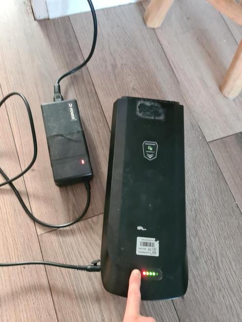 E-bike Batterij 36V en lader, Fietsen en Brommers, Fietsaccessoires | Fietsaccu's, Gebruikt, Ophalen