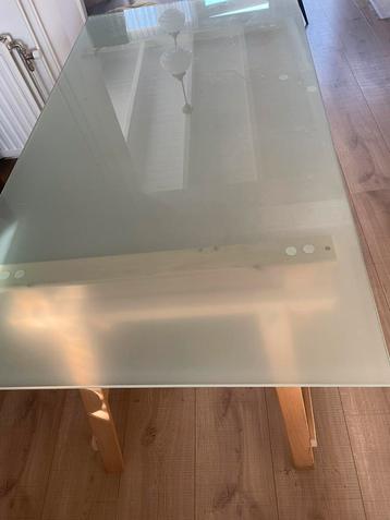 Bureau / tafel met glasplaat beschikbaar voor biedingen