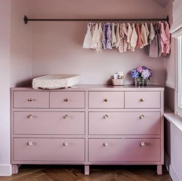 Roze op maat gemaakte commode beschikbaar voor biedingen