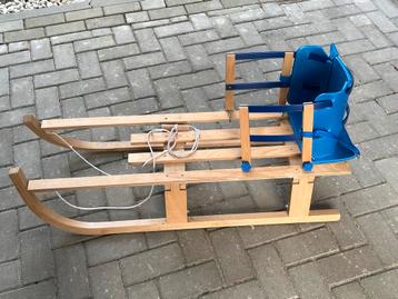 Houten slee met rugleuning beschikbaar voor biedingen