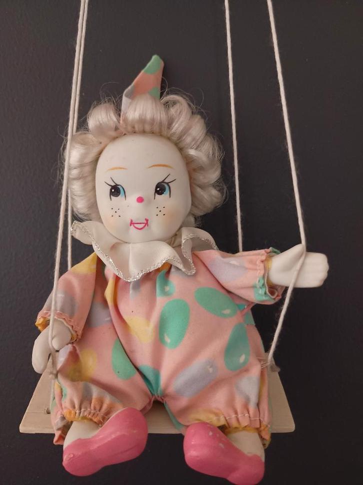 Clowntje op schommel., Verzamelen, Beelden en Beeldjes, Zo goed als nieuw, Mens, Ophalen of Verzenden