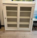 Hauga Kast met Glazen Deuren, Huis en Inrichting, Kasten | Boekenkasten, Ophalen, 100 tot 150 cm, 25 tot 50 cm, Met deur(en)