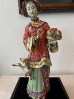 Porseleinen chinese vrouw, Ophalen