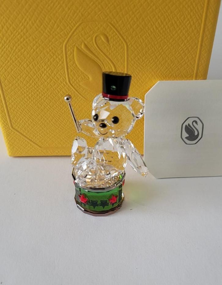 Swarovski Holiday Krisbeer Lim-Ed 2025. Kristallijn Shop, Verzamelen, Swarovski, Nieuw, Figuurtje, Verzenden