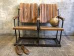 Vintage industriele houten 2-zitsbank met stalen frame, Huis en Inrichting, Banken | Bankstellen, Ophalen, Gebruikt, Minder dan 75 cm