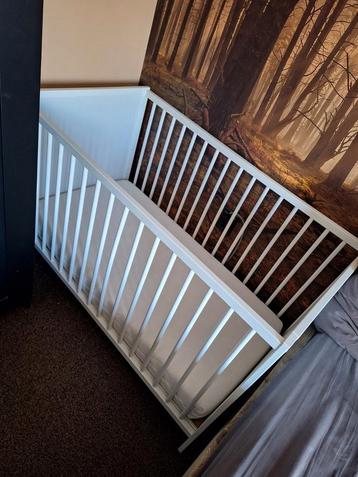 Ledikant met matras en beddengoed  beschikbaar voor biedingen
