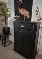 Matzwarte ladekast, Ophalen