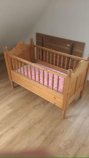 Leuk ouder model grenenhouten lichtbruin peuter-/kinderbedje beschikbaar voor biedingen