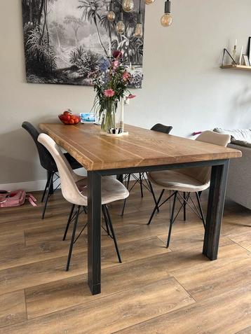 Houten Eettafel met Stalen Poten beschikbaar voor biedingen
