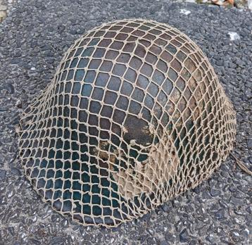 Helm. Militaire Nederlandse helm. Met camouflage net.  beschikbaar voor biedingen
