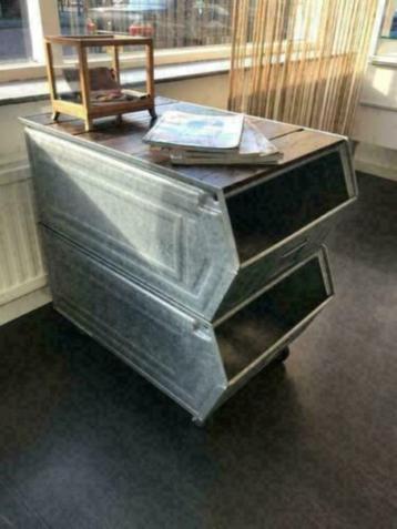 Grote zinken bakken / industrieel / kast / stapelbaar beschikbaar voor biedingen