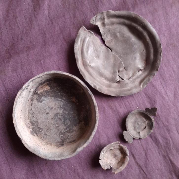 Bodemvondst Friesland Schaaltjes Tin en Lood oa Poppenhuis, Antiek en Kunst, Antiek | Tin, Verzenden