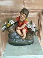 Groot vintage stenen kitsch beeld. Zittend meisje bloemen., Ophalen, Zo goed als nieuw, Mens