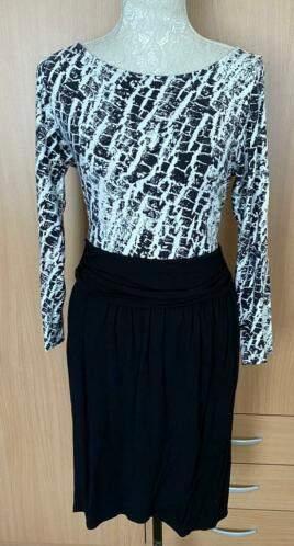 Juffrouw Jansen jurk maat [XX]L [DM], Kleding | Dames, Jurken, Zo goed als nieuw, Maat 42/44 (L), Zwart, Knielengte, Ophalen of Verzenden