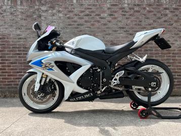 SUZUKI GSX-R 600 (bj 2011)model 2010 echt nieuwstaat 13 dkm beschikbaar voor biedingen