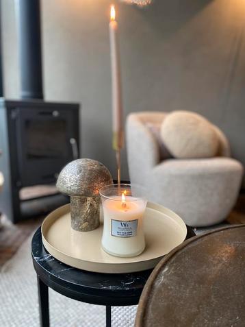 Dienblad met paddestoel beschikbaar voor biedingen