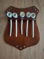 Wandbordje met 5 kleiaarden rookpijpen, Ophalen of Verzenden