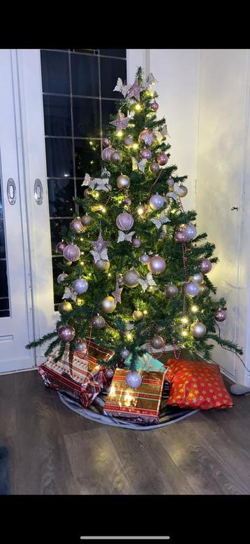 Kunst kerstboom beschikbaar voor biedingen