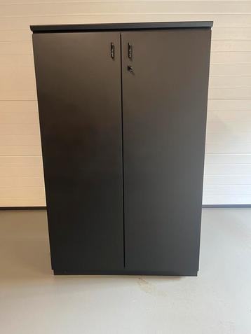 Mooie tweedeurs houten kwaliteits kast met 3 opberg niveau’s beschikbaar voor biedingen
