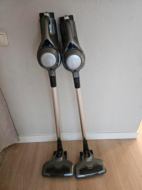 Twee steelstofzuigers met 1 oplader – compleet & werkend!, Witgoed en Apparatuur, Stofzuigers, Zo goed als nieuw, Stofzuiger, Minder dan 1200 watt