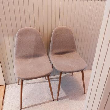 Twee grijze stoffen stoelen beschikbaar voor biedingen