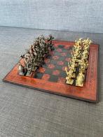 Vintage bronzen schaakspel met leren bord, Een of twee spelers, Ophalen of Verzenden, Zo goed als nieuw