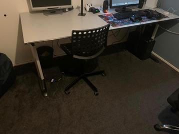 Goed en degelijk bureau 