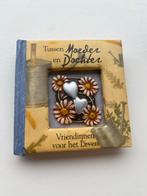 Tussen Moeder en Dochter - Leuk Cadeau!, Ophalen of Verzenden, Zo goed als nieuw