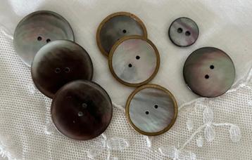 Set van 8 verschillende bruine parelmoeren knopen beschikbaar voor biedingen