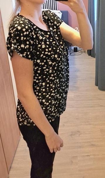 Zwart blousje beschikbaar voor biedingen