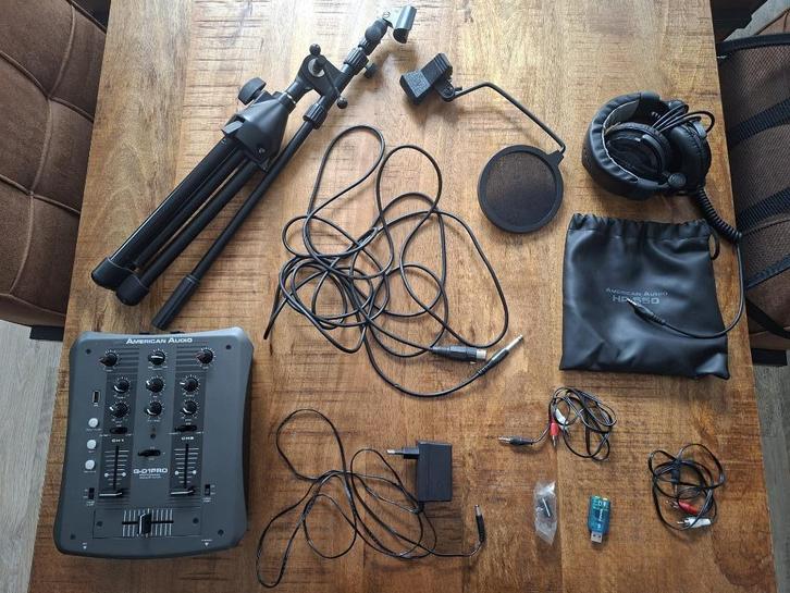 Dj mixer / mengpaneel met microfoon statief en koptelefoon, Muziek en Instrumenten, Mengpanelen, Gebruikt, Minder dan 5 kanalen