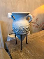 Kruik op standaard, Ophalen