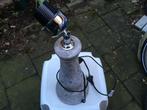 Tafellamp, met stenen of houten voet, en grote fitting., Huis en Inrichting, Lampen | Tafellampen, Ophalen, Metaal, Zo goed als nieuw