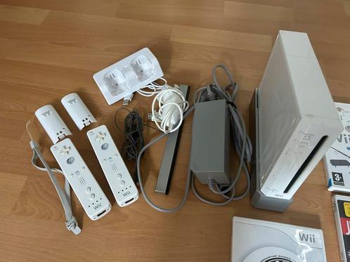 Nintendo Wii, met diverse accesoires en games, Spelcomputers en Games, Spelcomputers | Nintendo Wii, Gebruikt, Met 2 controllers