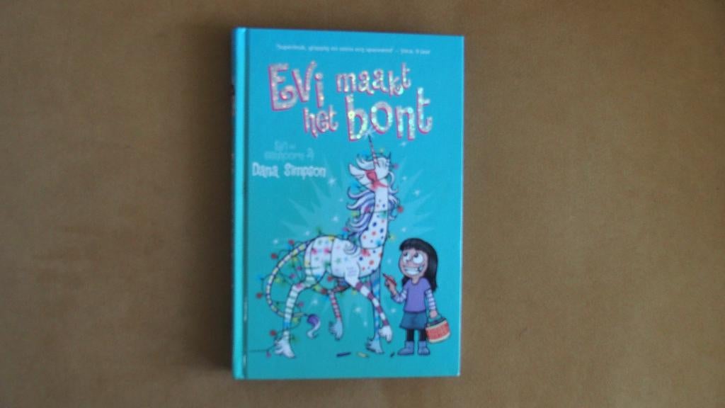 Evi maakt het bont - Evi en eenhoorn -, Boeken, Ophalen of Verzenden, Zo goed als nieuw, Dana Simpson, Fictie algemeen