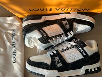 LV Trainers - Maat 42 / 43 beschikbaar voor biedingen