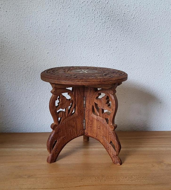 Klein bruin tafeltje met oosters houtsnijwerk en inlegwerk, Antiek en Kunst, Antiek | Meubels | Tafels, Ophalen of Verzenden