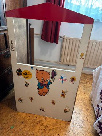 Vintage poppenkast met speelpoppen – nostalgisch en uniek! beschikbaar voor biedingen