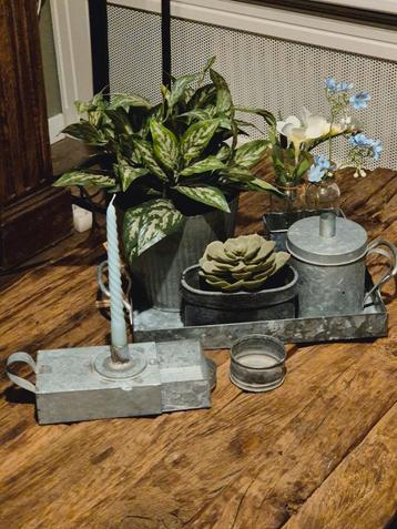 Zinken set dienblad met zinken accessoires en kunstplanten  beschikbaar voor biedingen