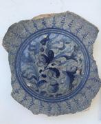 middenstuk bord met a-foglie- ornament ca. 1600 bodemvondst, Antiek en Kunst, Antiek | Keramiek en Aardewerk, Verzenden