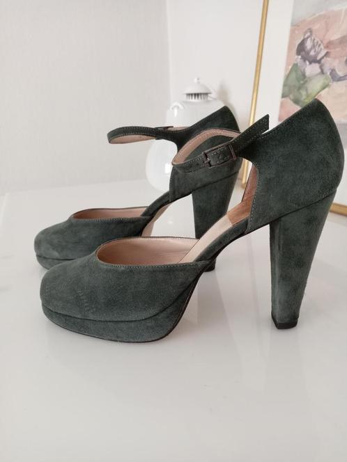 Prachtige grijze hakken mt 39, Kleding | Dames, Schoenen, Zo goed als nieuw, Pumps, Grijs, Ophalen of Verzenden