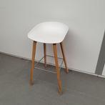 Barkruk - witte kunststof zitting merk HAY