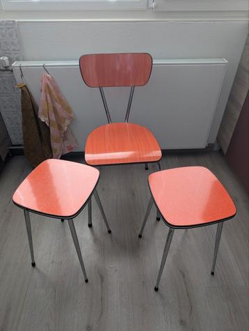 Formica oranje kruk en stoel vintage  beschikbaar voor biedingen